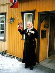 Når hun ikke reiser, holder Inger Tragethon til i en sjarmerende del av Kongsberg. Foto: Haakon D Blaauw Når hun ikke reiser, holder Inger Tragethon til i en sjarmerende del av Kongsberg. Foto: Haakon D Blaauw
