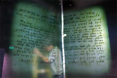 Yad Vashem, Holocaust-museet i Jerusalem, gjenåpnes i morgen i nærvær av blant annet Annan. Dette dokumentet, som viser navnene på drepte jøder under 2.verdenskrig, finnes i en ny seksjon av museet (Scanpix/AFP)