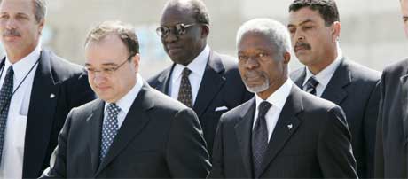 Annan og palestinernes utenriksminister Nasser Al-Kidwa (nr. to fra v.) kort etter Annans ankomst (Scanpix/Reuters)