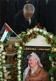 Annan la ned en krans på Arafats grav i Ramallah (Scanpix/AP)