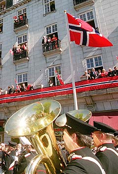 Forsvarets Stabsmusikkorps er et av korpsene som ikke har penger til å spille 17. Mai i år. Her utenfor et festpyntet Grand Hotel på Karl Johan. Foto: Heiko Junge, Scanpix.