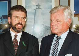 I 1997 var Adams (til v.) i USA for å få amerikanerne til å investere i Nord-Irland. Edward Kennedy lytter (Scanpix/AFP) I 1997 var Adams (til v.) i USA for å få amerikanerne til å investere i Nord-Irland. Edward Kennedy lytter (Scanpix/AFP)