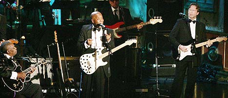 Buddy Guy ble innlemmet i Rock 'n' roll Hall of Fame mandag av B.B. King og Eric Clapton. Foto: Reuters / Scanpix.