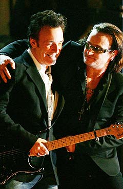Bono og Bruce Springsteen opptrådte sammen i Waldorf Astoria ved midnatt mandag. Foto: Reuters / Scanpix.