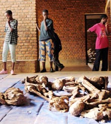 Massakrene skal ikke glemmes: Her ser skoleelever på rester fra ofre etter folkemordet i Rwanda. Denne kirken har samlet 20.000 skjeletter. (Foto: R.Gangale)