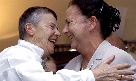 18. oktober 2000: Karen-Christine (Kim) Friele blir utnevnt til Ridder av første klasse av St. Olavs Orden for sin lange innsats for homofiles rettigheter. Daværende næringsminister Grete Knudsen (t.h.) var en av de første til å gratulere. Foto: Scanpix