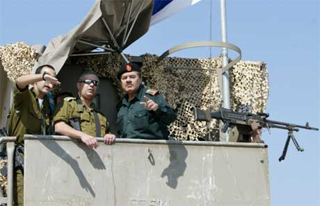 Israelsk og palestinsk offiser drøfter koordineringen av maktovertakelsen (Scanpix/Reuters)