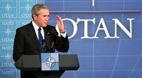 Etter et NATO-møte 22.februar i år uttrykte USAs president George W. Bush uro over EUs planer om å heve våpenblokadenen av Kina. Dette vil forrykke maktbalansen mellom Kina og Taiwan, mente han (Scanpix/AFP)