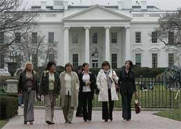 Robert McCartneys kjæreste og søstre forlater Det hvite hus etter møtet med Bush (Scanpix/Reuters)