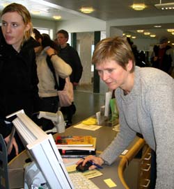 Bibliotekar på Lena i Østre Toten, Bozena Dyste har hatt stor pågang av folk som vil ha det nye lånekortet. (Foto: Jorun Vang/NRK)