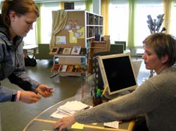 Ingrid Dahl Åsveen brukar to bibliotek fast. Nå får hun eitt lånekort til båe. (Foto: Jorun Vang/NRK)