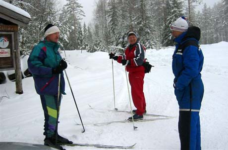 Løypeoppkjørar Rolf Hansen og skiløparane Per Odd Grotle og Berit Sagen er spente på påskeværet. (Foto: Vera Wold/NRK)