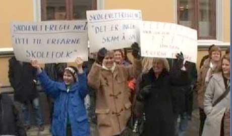 Flere hundre foreldre, barn og kommunalt ansatte i Halden hadde møtt frem for å markere sin misnøye med omorganiseringene innen skole- og barnehagesektoren torsdag ettermiddag. Foto: NRK.