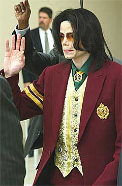 Michael Jackson forlater rettslokalene i Santa Maria, California, etter at hans tidligere husholderske har sittet i vitneboksen. Foto: Scanpix.