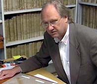 Professor Jens Braarvig trekker seg fra Schøyen-samlingen. Foto: NRK