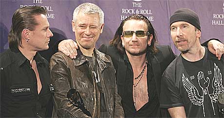 Larry Mullen, Adam Clayton, Bono, og the Edge poserer for kamera etter innlemmingen i the Rock and Roll Hall of Fame. Foto: Scanpix.
