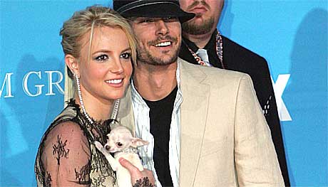 Britney, Kevin og bikkja tiltrekker seg fotografenes oppmerksomhet. Foto: Scanpix.