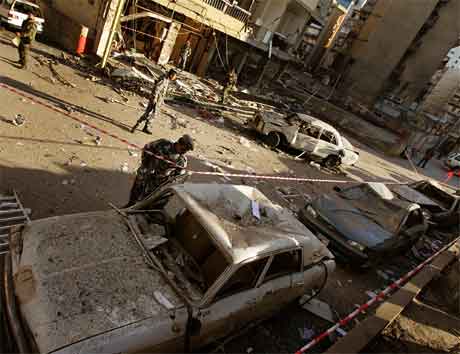 Libanesiske politimenn inspiserer vraket av bilen der bomba var plassert. (Foto: AP/Scanpix)