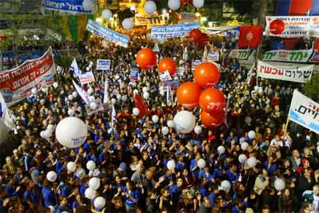 Meir enn 10.000 israelarar demonstrerte til støtte for planen om tilbaketrekking frå Gazastripa i Tel Aviv i går kveld. (Foto: AP/Scanpix)
