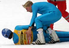 Janne Ahonen slapp med en ribbensskade etter fallet i Planica. (Foto: Scanpix)