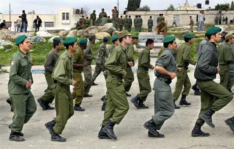 Palestinsk politi har i fleire dagar førebudd seg på å overta tryggingsansvaret i Tulkarem. (Foto: Reuters/Scanpix)