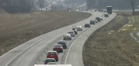 Tirsdag formiddag, og trafikken står fast i sydgående retning mot Svinesund på E6. Foto: Rainer Prang, NRK.