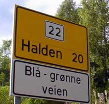 Den blå-grønne veien (riksvei 22) fra Halden mot Sverige er et godt og kø-fritt alternativ. Foto: Raner Prang, NRK.