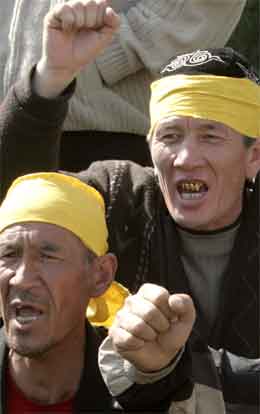 Demonstrantane meiner parlamentsvalet i Kirgisistan var prega av fusk. (Foto: Reuters/Scanpix) Demonstrantane meiner parlamentsvalet i Kirgisistan var prega av fusk. (Foto: Reuters/Scanpix)