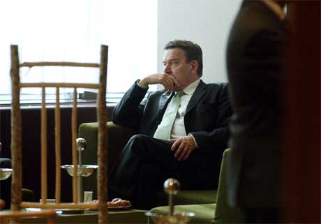 Forbundskansler Gerhard Schröder hviler mellom møtene under EU-toppmøtet i Brussel. (Foto: AP/Scanpix)