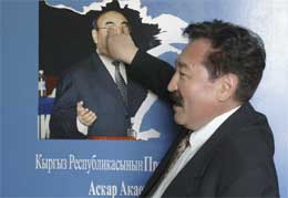 En kirgiser viser sin avsky for tidligere president Askar Akajev. (Foto: AP/Scanpix)