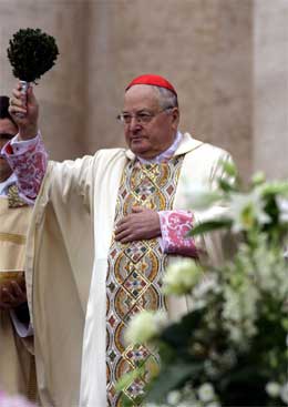 Kardinal Angelo Sodano velsignet de fremmøtte på vegne av paven. (Foto: AFP/Scanpix)