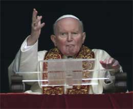 Pave Johannes Paul II hilste folket fra sitt vindu i Vatikanet. (Foto: AP/Scanpix)