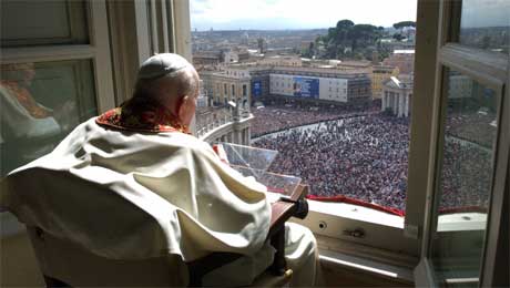 Pave Johannes Paul II skuer ut over folkemengden fra sitt vindu i Vatikanet i dag. (Foto: Reuters/Scanpix)