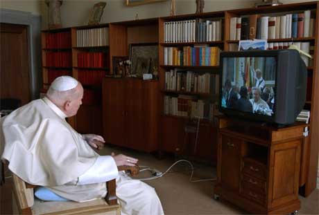 Paven fulgte messen fra sin egen stue, før han gikk til vinduet og hilste de fremmøtte. (Foto: Reuters/Scanpix)