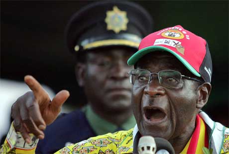 Zimbabwes president Robert Mugabe driver valgkamp, men det er små forventninger til at det blir et åpent og demokratisk valg. (Foto: AFP/Scanpix)
