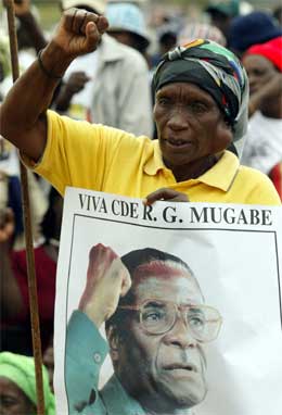 En tilhenger av Robert Mugabe viser sin støtte til presidenten. (Foto: Reuters/Scanpix)