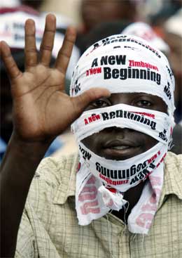 En tilhenger av opposisjonspartiet Movement for Democratic Change i Harare. (Foto: Reuters/Scanpix)