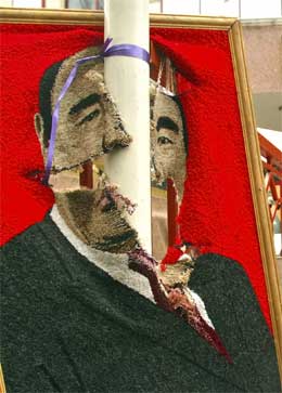 Et ødelagt portrett av den avsatte presidenten Askar Akajev. (Foto: AP/Scanpix)