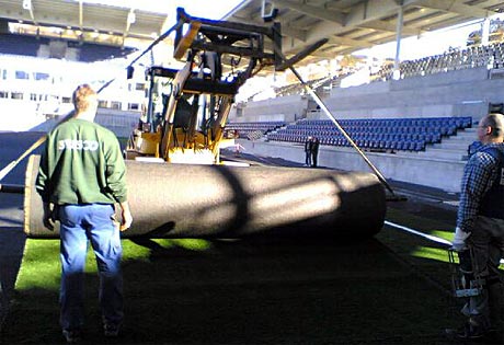 Leggingen av kunstgress-matta p Color Line Stadion startet i dag (Foto: Alf-Jrgen Tyssing)