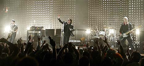 Bono og U2 åpnet verdensturneen Vertigo Tour i San Diego 28. mars. Foto: Denis Poroy, AP Photo.