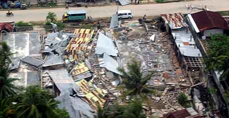 Et bilde av ødeleggelsene i byen Gunungsitoli på Nias der man frykter at mer enn 1000 mennesker har omkommet. Foto: Tarmizy Harva, Reuters