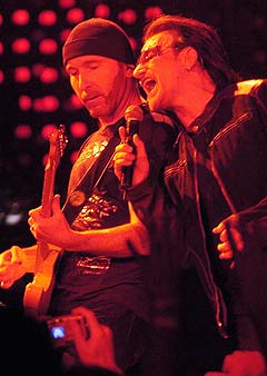 Bono og U2 åpnet verdensturneen Vertigo Tour i San Diego 28. mars. Foto: Denis Poroy, AP Photo.