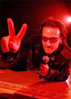 U2 fungerte godt på en liten og intim scene formet som en halvsirkel. Foto: Denis Poroy, AP Photo.