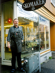 Skomakermester Kai Bogen holder til i Sverresgate i historiske Tønsberg. (Foto: Haakon D Blaauw)