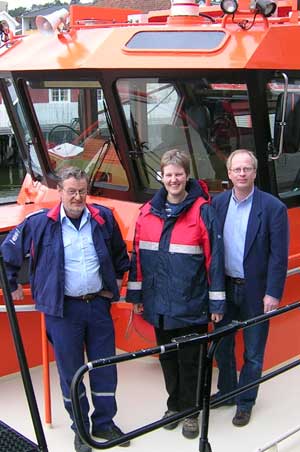 Brit Jane Haugland sammen med to av sine nye kolleger: Losbåtfører Asbjørn Hansen (t.v.) og losoldermann Geir Eikeland. (Foto: Kystverket)