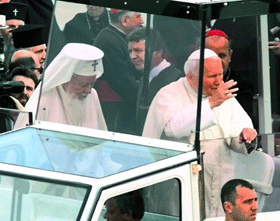 Etter drapsforsøket skaffet paven seg sin egen "pave-mobil" med skuddsikre vinduer. Foto: AP/Scanpix.