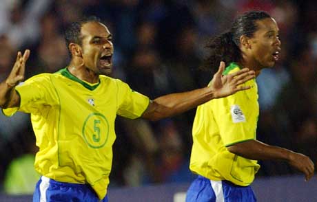 Emerson feirer sin scoring mot Uruguay, mens Ronaldinho ser ut som han ikke vet hva som har skjedd. (Foto: Scanpix)