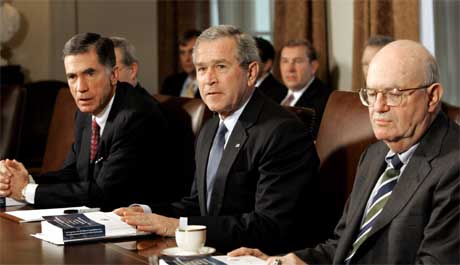 President George W. Bush, med rapporten som retter flengende kritikk mot amerikansk etterretning foran seg. Bush sitter mellom de to kommisjonslederne, tidligere senator Charles Robb (t.v.) og dommer Laurence Silberman. (Foto: Reuters/Scanpix)