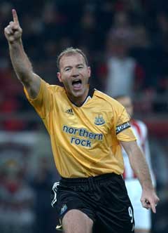 Alan Shearer med sin klassiske scoringsgest. (Foto: AP/Scanpix)