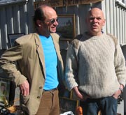 Gustav Koot ( til venstre) synes det er gøy at Mattilsynet trodde at han skulle selge ost i brukthandelen til Freddy Vollstad ( til høyre).